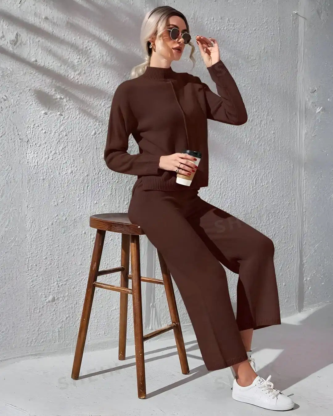 A basic 2-piece co-ord set for winter, featuring a soft, solid-color top and matching trousers.