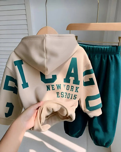 "Kids' winter fleece suit with New York print—a warm and comfortable outfit for boys and girls"