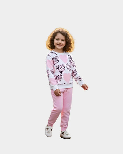 "Girls' winter fleece suit with pink heart print—a warm and cozy outfit for winter"