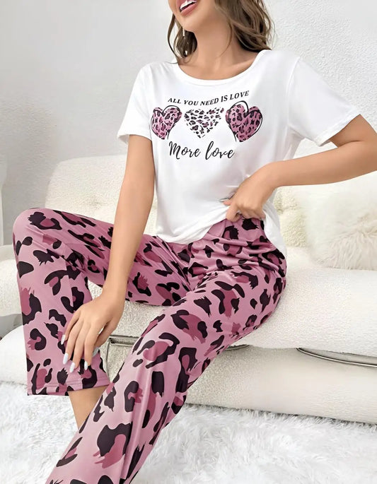 Night suit with a brown and black panther print, consisting of a t-shirt and pajama trousers.
